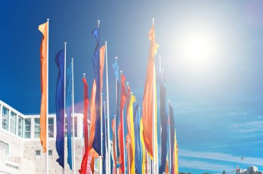 Mavi gökyüzü rengarenk bayraklar