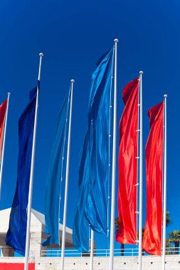 Mavi gökyüzü rengarenk bayraklar