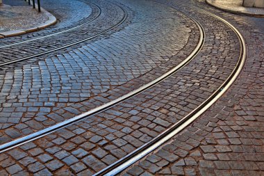 Arnavut kaldırımlı yol yüzeyinde eski demiryolu hatları