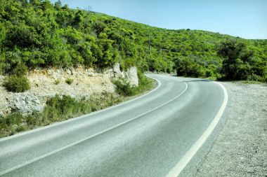 Boş iki şeritli asfalt yol otoyol perspektif içinde kaybolan