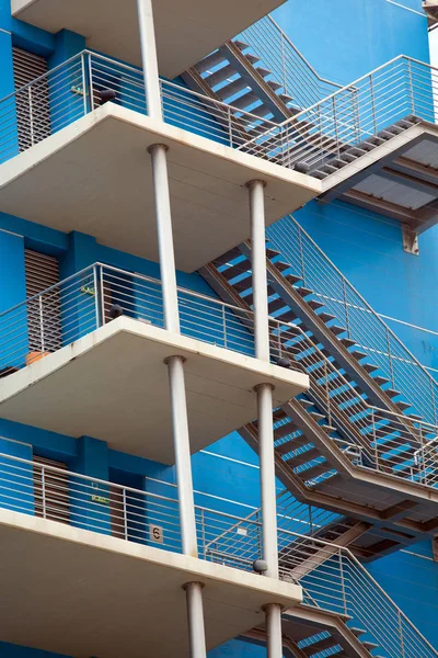 Escalera de escape de incendios en el lado de un nuevo edificio — Foto de Stock