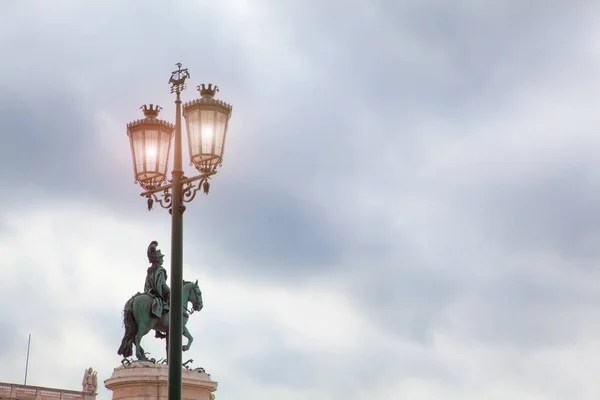 Staré pouliční lampa v Lisabonu, detail staré osvětlení v cit — Stock fotografie