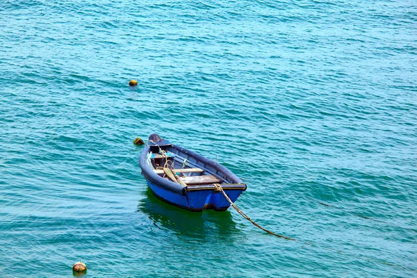 Boat on calm sea  in Cascais Bay, Cascais, Portugal — Stock Photo, Image