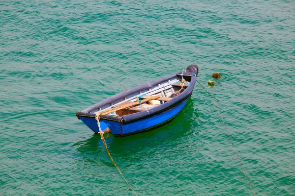 Boat on calm sea  in Cascais Bay, Cascais, Portugal — Stock Photo, Image