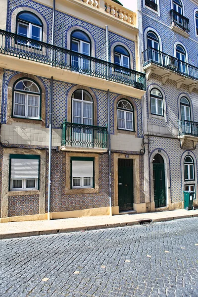 Rue dans la vieille ville de Lisbonne, Portugal — Photo