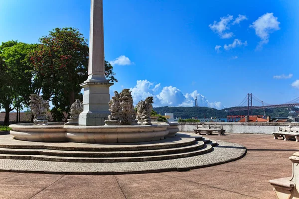 Monumentet i parken ligger i Lissabon — Stockfoto