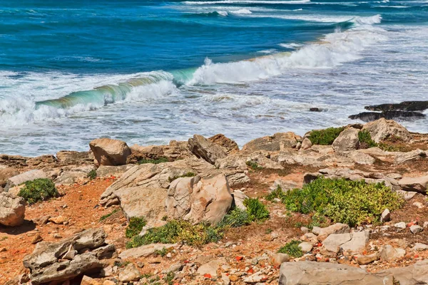 Скалы и скалы на побережье Атлантического океана в Синтре. Португа — стоковое фото