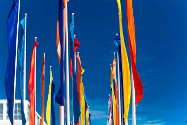 Mavi gökyüzü rengarenk bayraklar