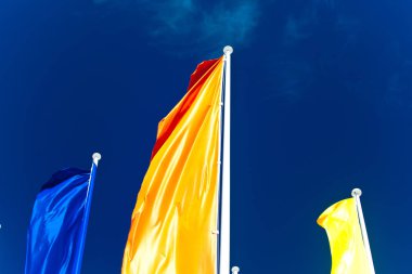 Mavi gökyüzü rengarenk bayraklar