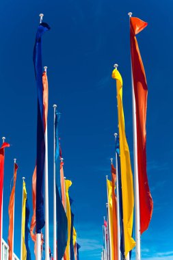 Mavi gökyüzü rengarenk bayraklar