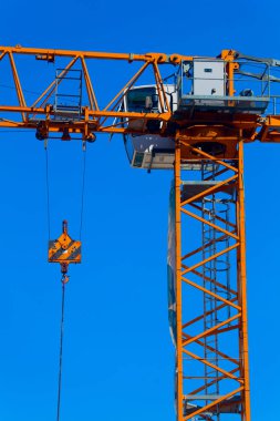 Mavi gökyüzü arka plan bölümü inşaat vinç