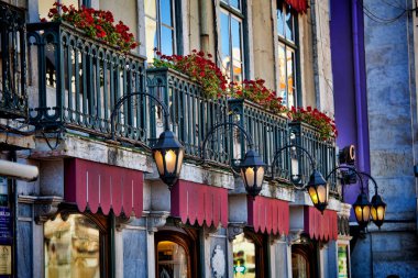 Lizbon klasik bir cephesinde eski sokak lambası