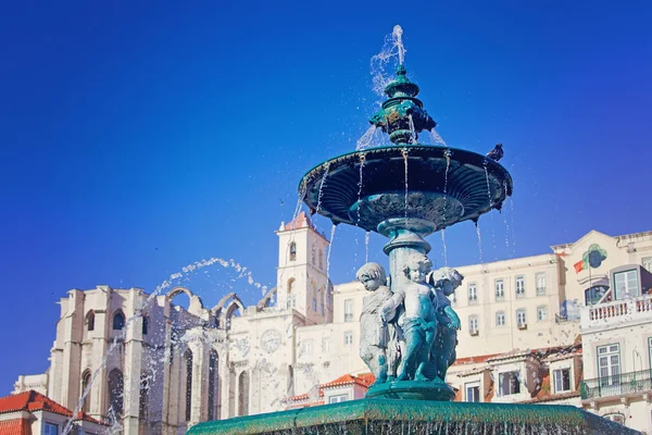 Sculpturen bij fontein op het Rossio plein, Lissabon, Portugal — Stockfoto