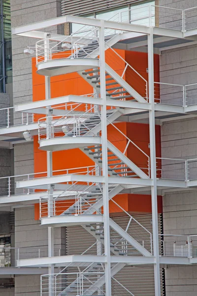 Fire escape ladder on the side of a new building — Stock Photo, Image