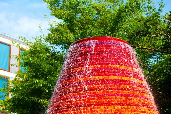 Fountain on a sunny summer day in the park — Stock Photo, Image