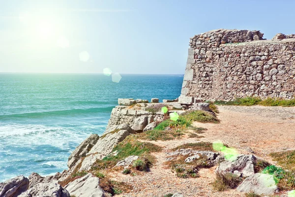 Scogliere e rocce sulla costa atlantica a Sintra in un beau — Foto Stock