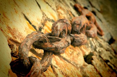 Bir gemide bir demirleme seçici odak, çapa zincirini