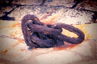 Bir gemide bir demirleme seçici odak, çapa zincirini