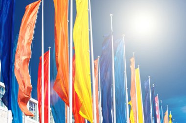 Mavi gökyüzü rengarenk bayraklar