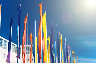 Mavi gökyüzü rengarenk bayraklar