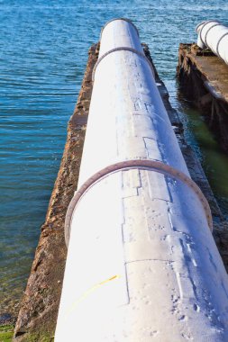 A yakın çekim büyük kanalizasyon boruları