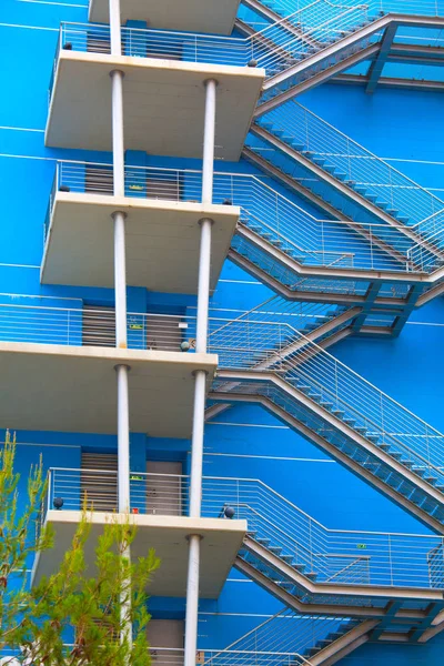 Σκάλα εξόδων κινδύνου στην πλευρά του νέου κτιρίου — Φωτογραφία Αρχείου