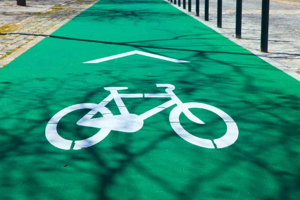 Sinal de bicicleta na estrada em Lisboa Portugal — Fotografia de Stock