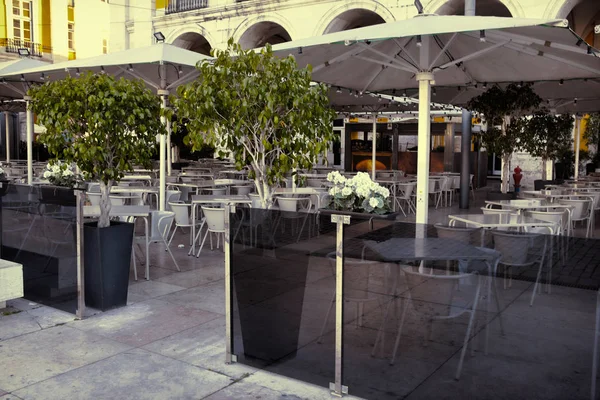 Utomhus street café bord i Lissabon — Stockfoto