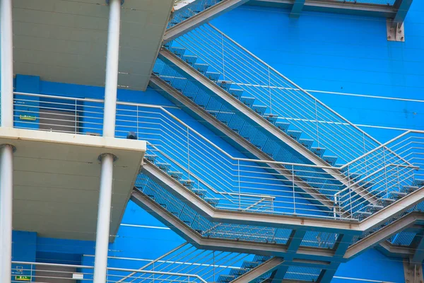 Fire escape ladder aan de zijkant van een nieuw gebouw — Stockfoto