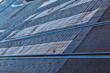 Arnavut kaldırımlı yol yüzeyinde eski demiryolu hatları