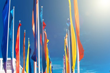 Mavi gökyüzü rengarenk bayraklar