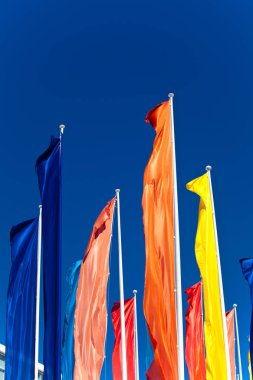 Mavi gökyüzü rengarenk bayraklar