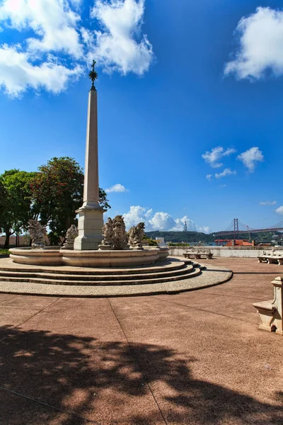 El monumento en el parque se encuentra en lisbon — Foto de Stock