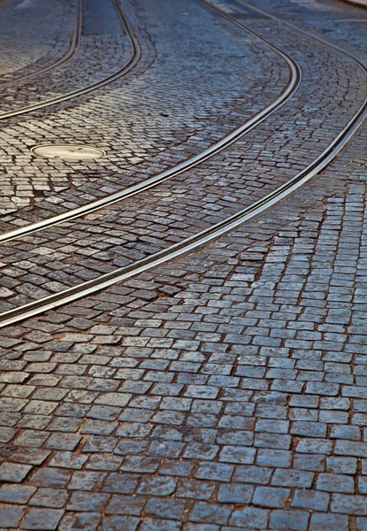 Linhas ferroviárias antigas na superfície da estrada de paralelepípedos — Fotografia de Stock