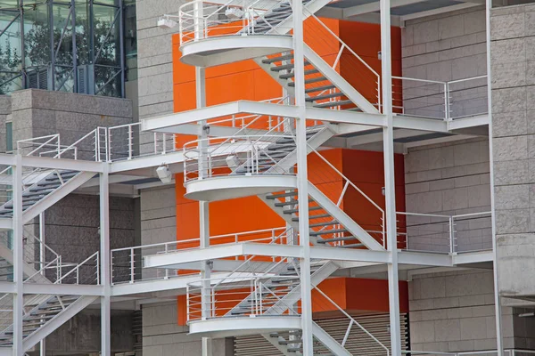 Fire escape ladder on the side of a new building — Stock Photo, Image