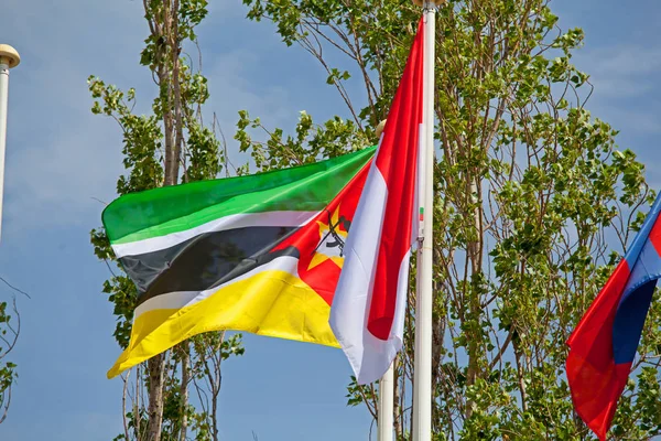 Banderas del mundo soplando alegremente en el viento  . — Foto de Stock