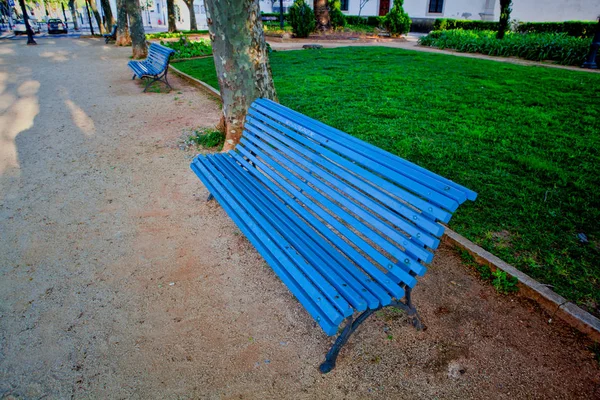 Panca solitaria in legno nel parco — Foto Stock