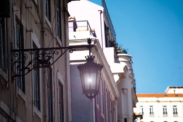 Régi utcai lámpa klasszikus homlokzatán, Lisszabon — Stock Fotó