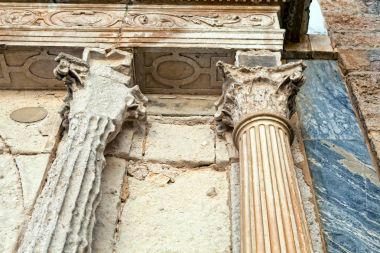 Eski tapınağın mimari elemanlar