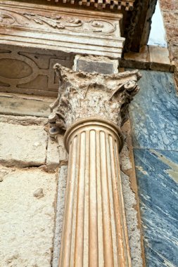 Eski tapınağın mimari elemanlar