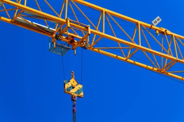 Mavi gökyüzü arka plan bölümü inşaat vinç