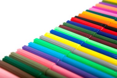 çok çeşitli renkler beyaz zemin üzerine izole marker kalem