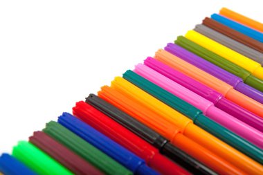 çok çeşitli renkler beyaz zemin üzerine izole marker kalem