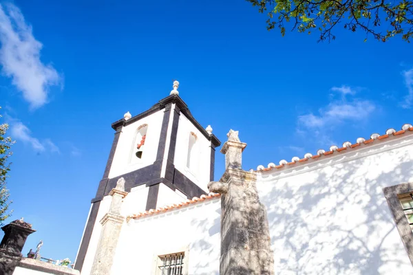 Una iglesia en Obidos, Portugal. Obidos es una ciudad medieval dentro de w —  Fotos de Stock