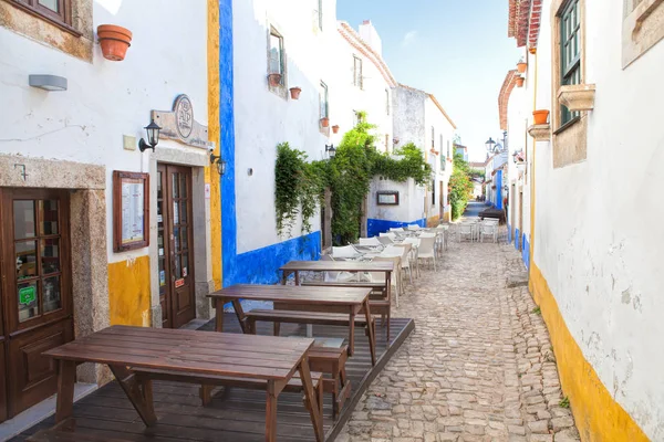 Calle estrecha en la ciudad medieval portuguesa de Obidos — Foto de Stock