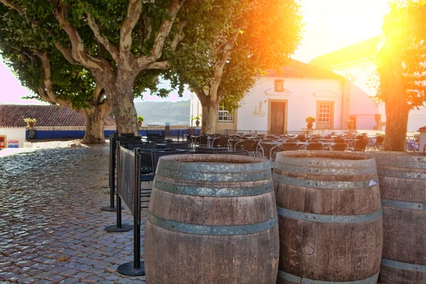 Eski ahşap zemin üzerinde duran namlu 