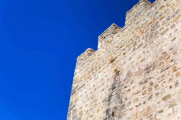Parede de pedra e céu azul, fundo — Fotografia de Stock