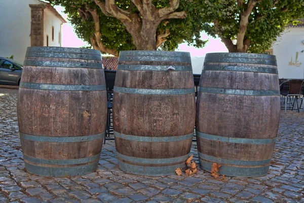 Eski ahşap zemin üzerinde duran namlu 