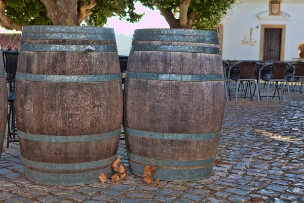 Eski ahşap zemin üzerinde duran namlu 