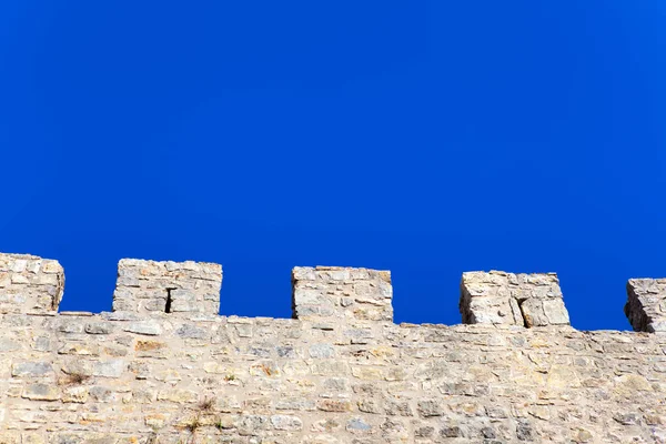 Parete di pietra e cielo blu, sfondo — Foto Stock